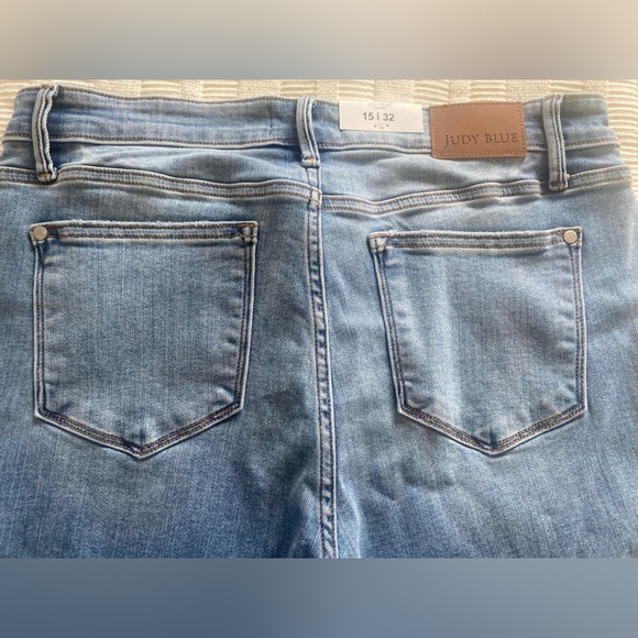 Judy Blue Mid Rise Medium Wash Peak-A-Boo Hem Slit Flare Jeans - Picture 11 of 12